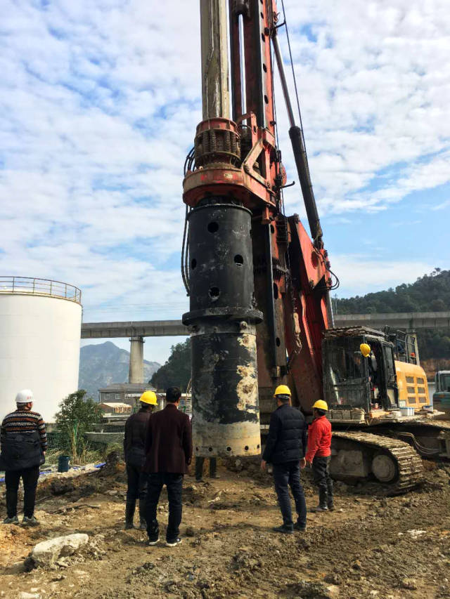 旋挖钻机全套管护壁结合捞砂斗施工案例