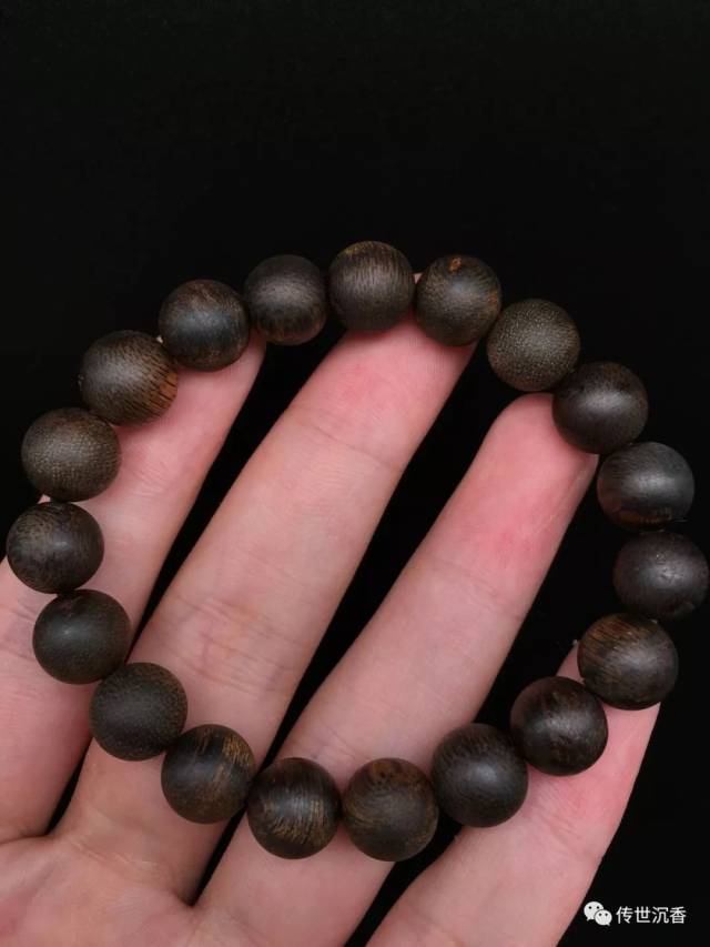 天然沉香手串结缘后,要注意八点佩戴盘玩事项!