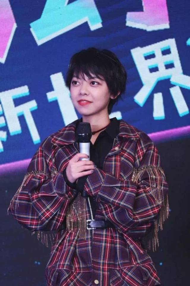 薛明媛跨年夜不落单,相聚淮南新世界