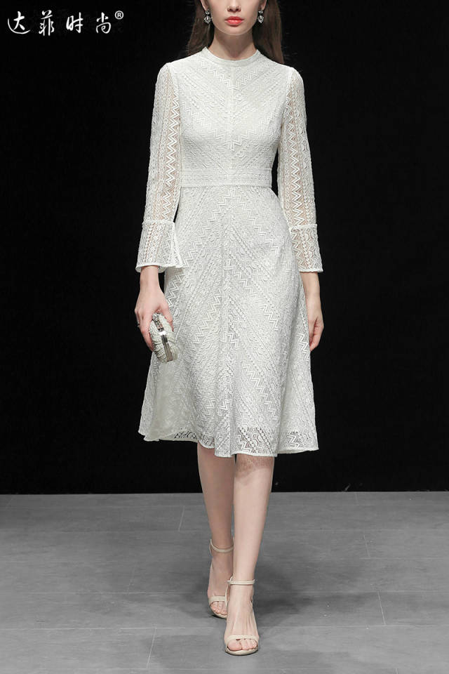 2019春装新款欧美时尚复古蕾丝裙立领喇叭袖高腰a摆蕾丝连衣裙