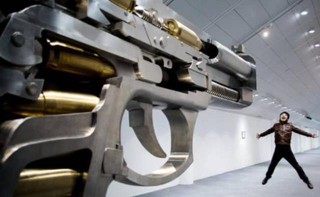 子弹真实的运动方式,被击中后血溅10余米,血槽直接被清空_手机搜狐网