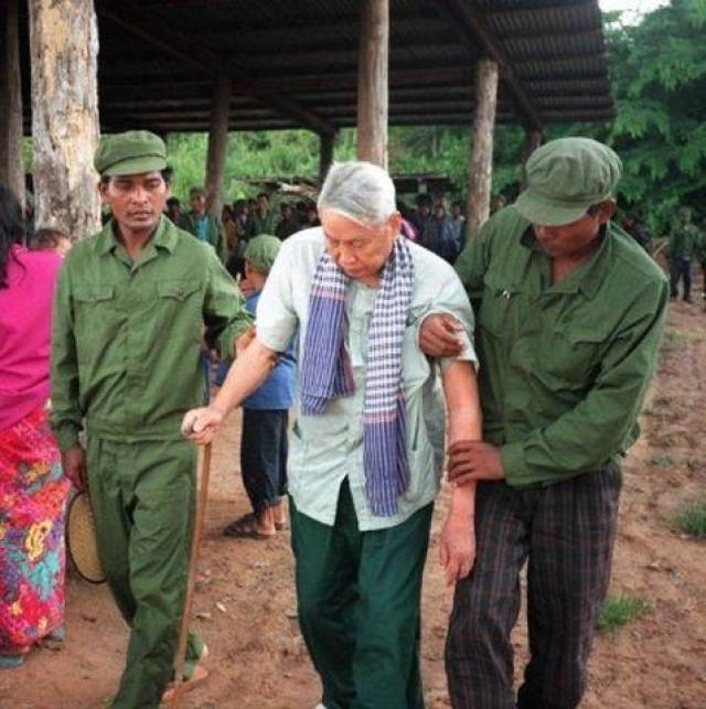 柬埔寨前總理波爾布特葬禮全過程:梟雄病死破木屋,荒郊當眾火化