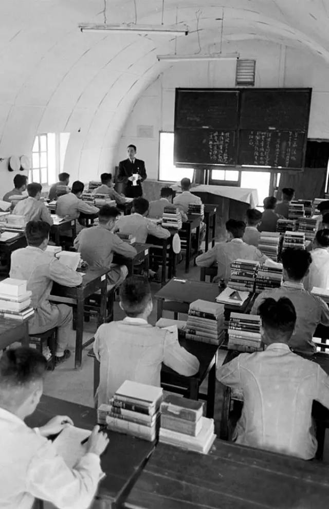 1950年的台湾老照片:流亡孤岛的老蒋,赤脚的挑夫,贩卖香烟的少妇.