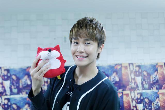 权光珍承认与粉丝恋情9年练习生星途将毁于自己手中太可惜