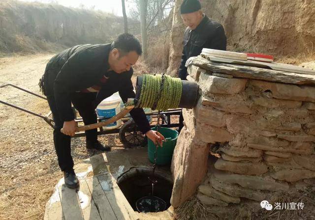 交口河镇吉家河村第一书记张志龙帮群众裴坤顺打井水
