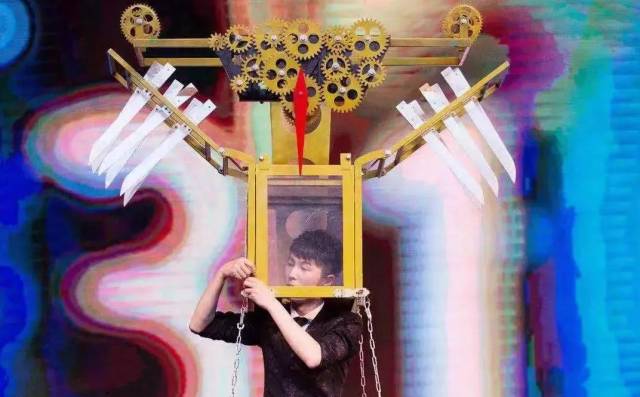 没有血腥 只有神奇 来不及惊呼神奇的一瞬间 魔术师又把人体恢复如初