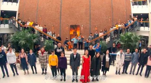 震撼!清华师生快闪合唱《我爱你中国》,你被感