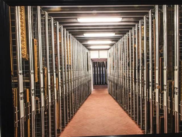 尔西画廊展览中的大都会博物馆仓库(摄影作品翻拍)