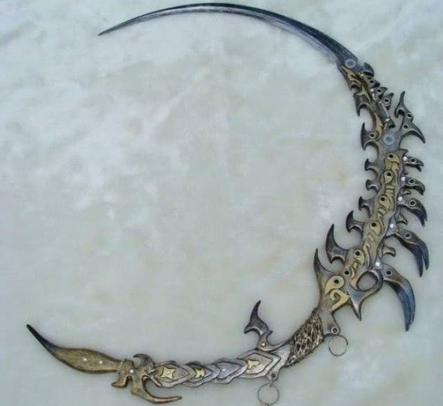 因杀伤毒辣,成为了日本忍者最青睐的武器;第二把古怪的兵器叫镰刀剑