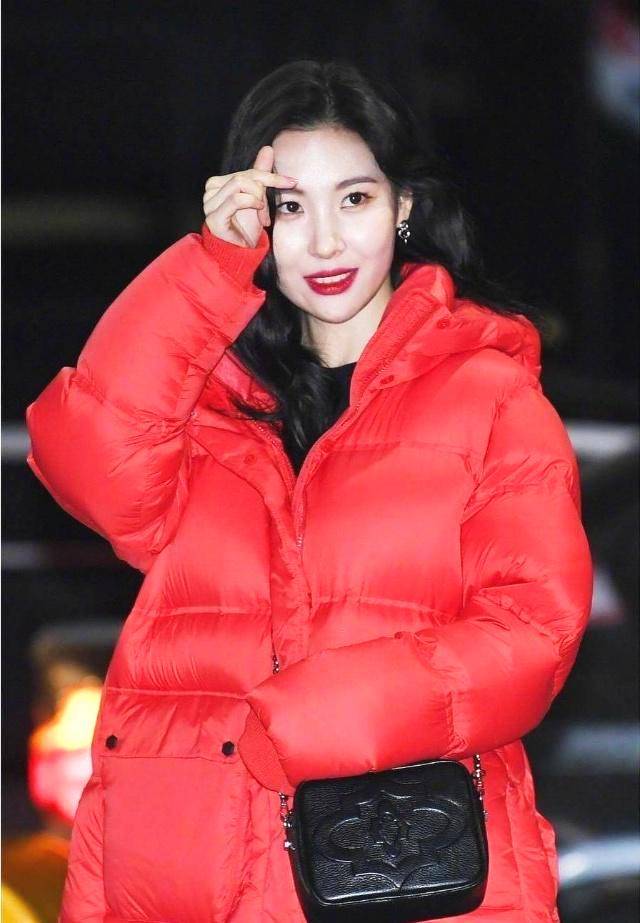 李宣美机场私服美得不低调,红色羽绒服大气又自信