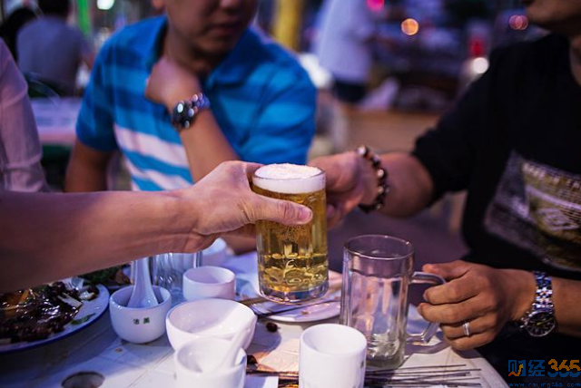 男子年会饮酒死亡 聚会喝酒竟惹官司!