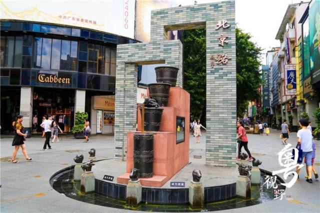 而北京路上另一个标志性建筑  就是这个古代计时器"铜壶滴漏"  双门
