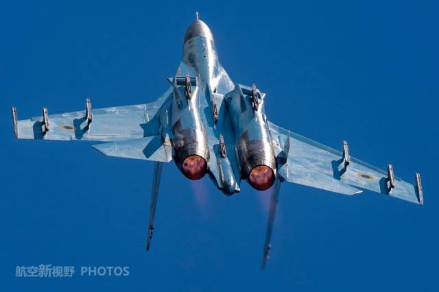 乌克兰空军国宝级战机苏27高清美照 蓝天下的铆钉闪闪发光_手机搜狐网