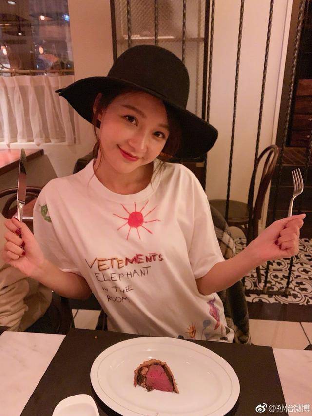 孙怡晒出女儿近照,一岁大福变"熊孩子",手上画满了彩笔