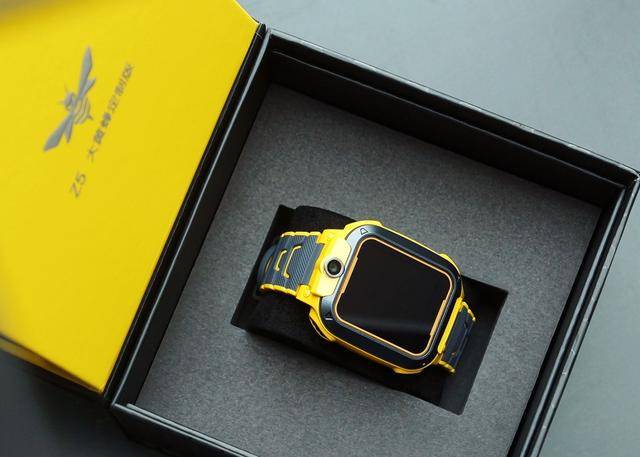 2019开年最有诚意和打动人心儿童电话手表!小天才z5大黄蜂定制版