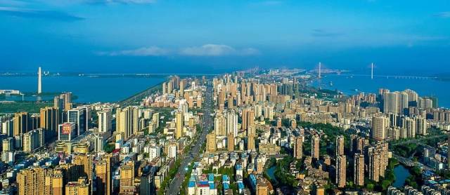 2018年以来,九江经开区始终坚持"产业带动,项目推动,创新驱动,港城