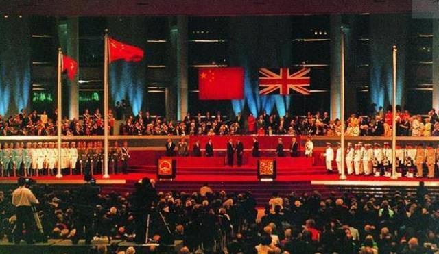 1997年香港回归珍贵老照片:中国国旗冉冉升起,末代港督黯然离场