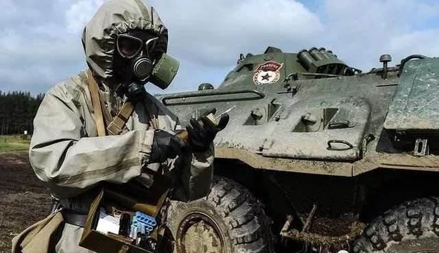 俄军化武部队携大量化学武器抵达乌东,民兵武装下发防化服,乌军求助