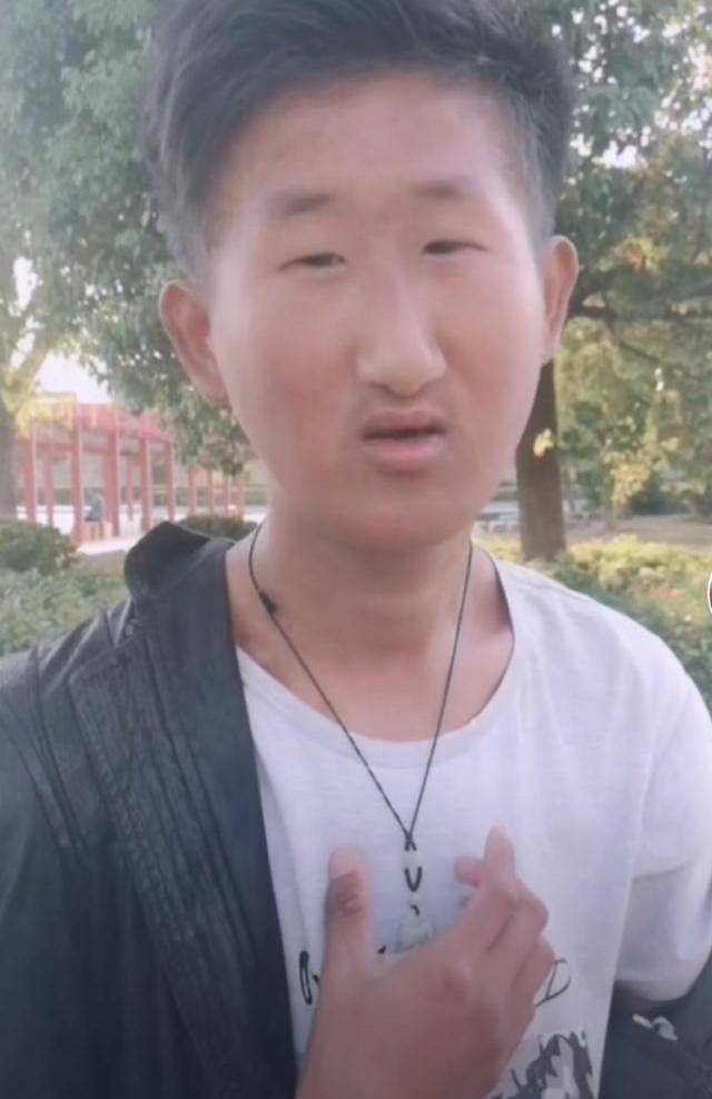 抖音这段时间很火的紧凑哥,相信大家基本都了解过,他的走红也是另类