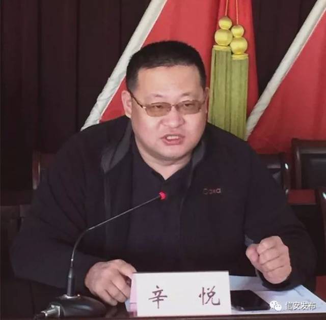 镇长 辛悦通报主会场的募捐情况,经统计,今年全镇共募集善款:249055元