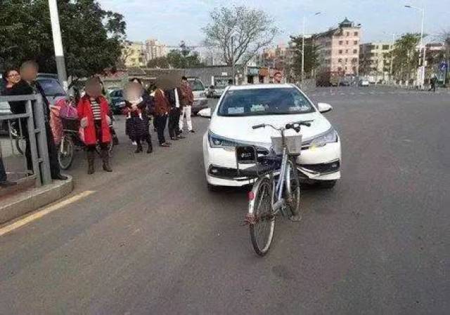自行车竟撞扁轿车车头,交警:这是真的!