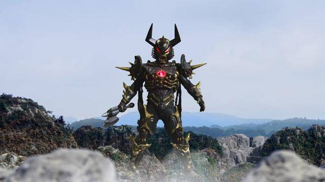 莫尔德的武器是蝙蝠战斧,在古阿帝国中是宇宙战舰的最高总指挥,被称为