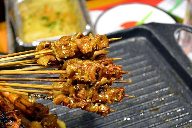 每次去这家烧烤店撸串喝酒,我们都会先点上100串烤腰子!