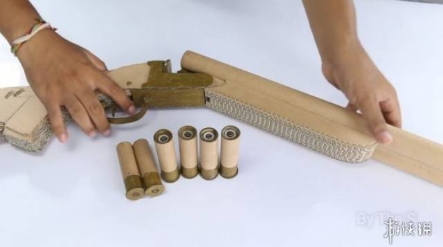 中的纸板去制作一把双管霰弹枪玩具,不仅造型很还原,而且还能发射子弹