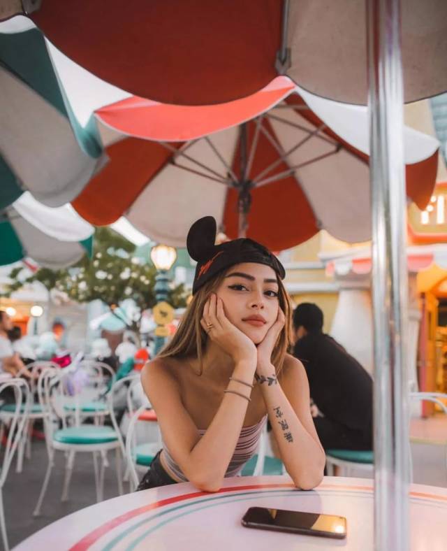 拍照最妖娆的姿势,分分钟实力碾压朋友圈的妖艳贱货