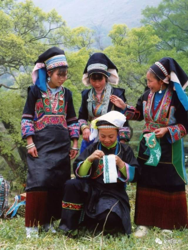 布依族服饰六盘水市,布依族服饰黔西南,布依族服饰_大山谷图库