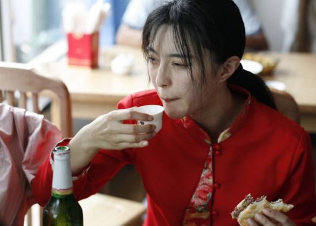 朴实不失性感,太美了早期《苹果》讲述的是一个按摩妹刘苹果(范冰 