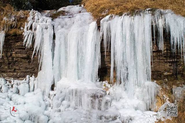 冰瀑(icefall)是因天气寒冷,水流到低于零摄氏度的地表后与岩石冻结而