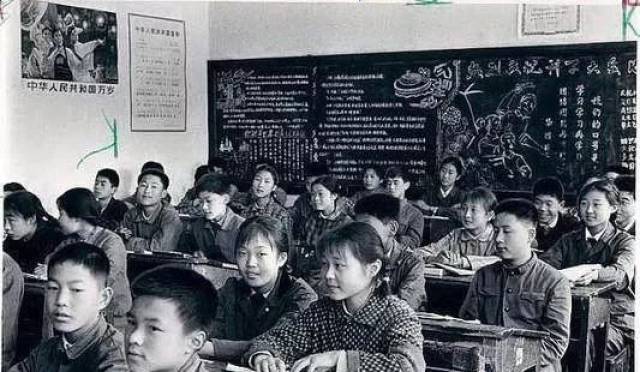 【40年】穿越那些年的教室,哪张照片勾起了你的回忆?
