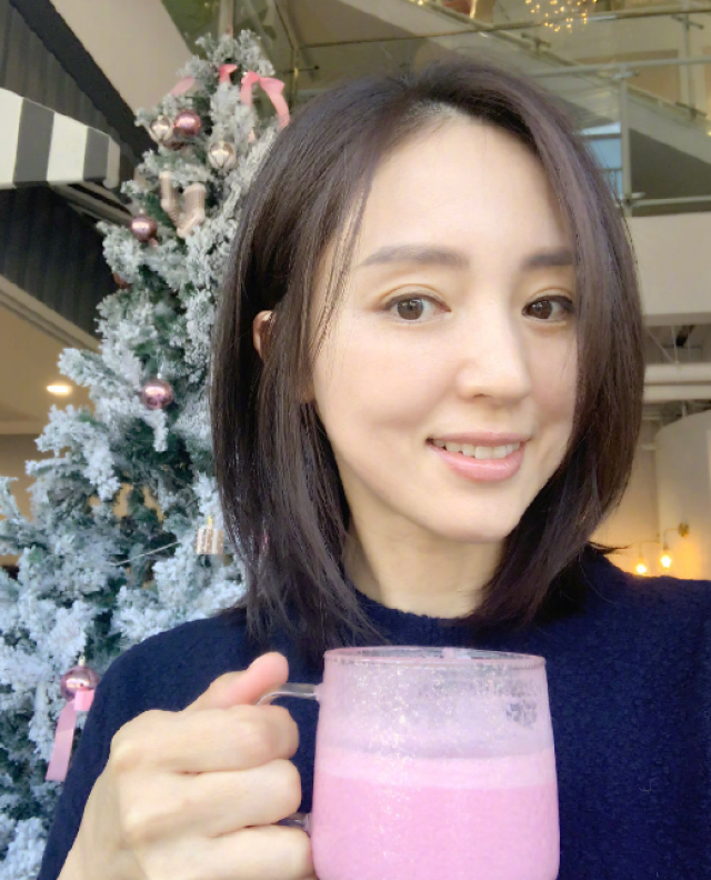 董璇化身美食博主晒美食店打卡照素颜出镜笑容甜美