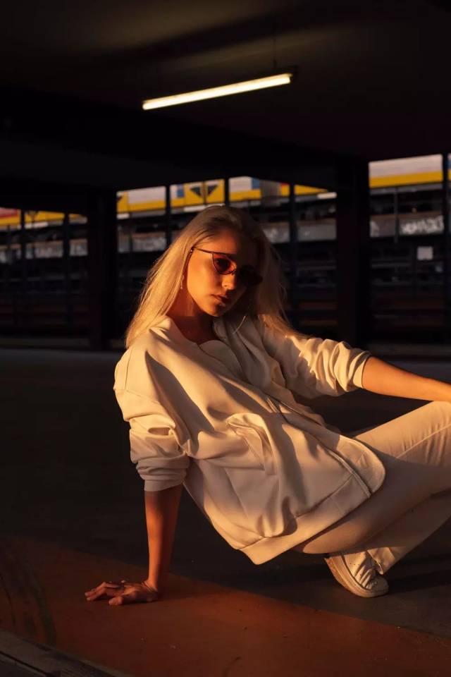 拍照最妖娆的姿势,分分钟实力碾压朋友圈的妖艳贱货