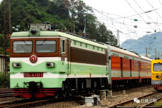 2008年期间,ss3型电力机车牵引客车行驶在鹰厦铁路三明段