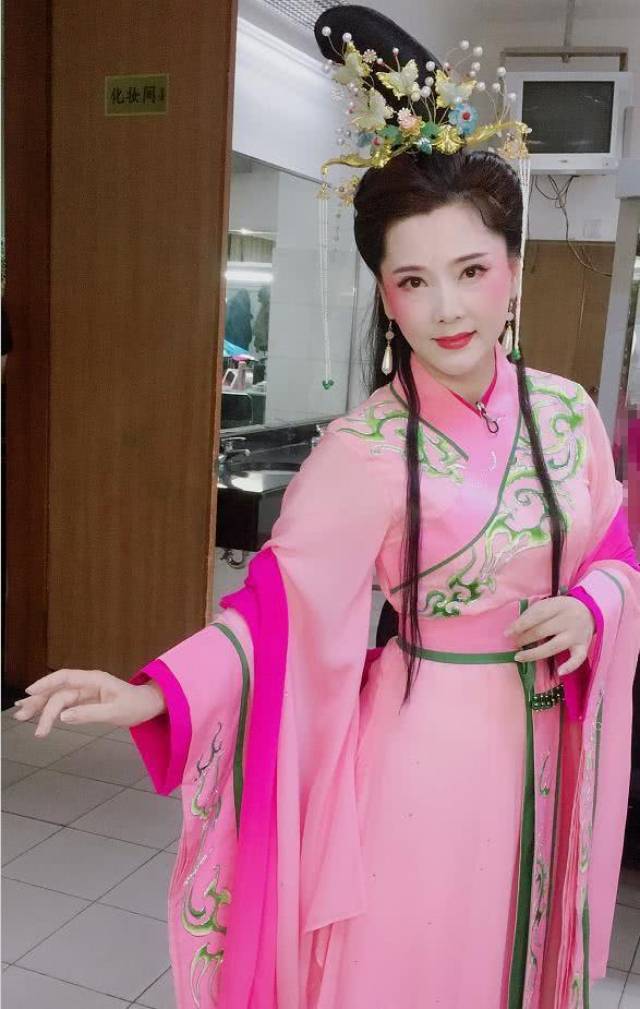 55岁影后何赛飞近照