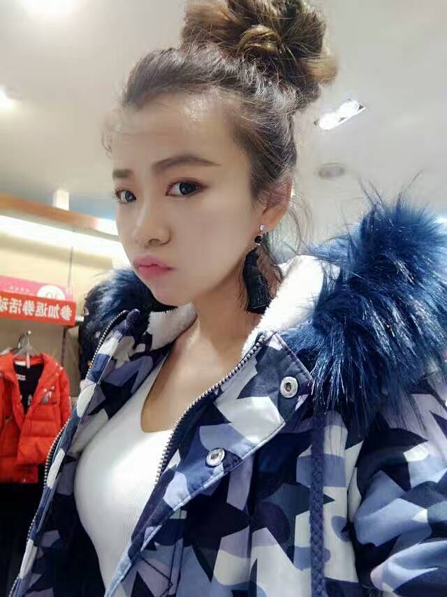 cctv歌手王陆芳现身北京某商场演出过后秀出真我