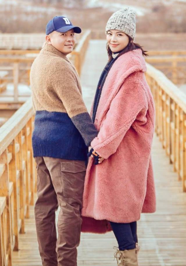 刘涛和老公王珂甜蜜同框, 穿粉色大衣嫩回28, 脚上的情侣鞋亮了