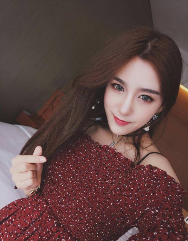 rita刚发美照, 早期cos高清照片就被网友翻出, 难以直视!