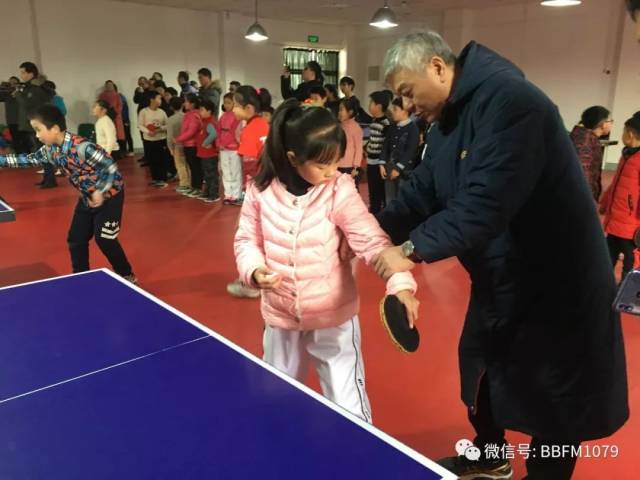 乒乓球世界冠军于子洋来啦 和顶尖高手过招 这些孩子太幸福了 于子洋运动员兵乓球 双偶网