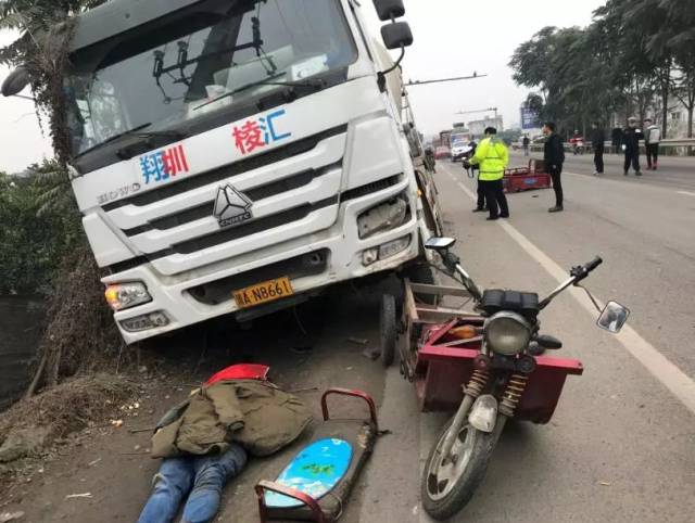 车祸!今日中午丹夹路青龙村路段一三轮车与搅拌车相撞!一人当场死亡!