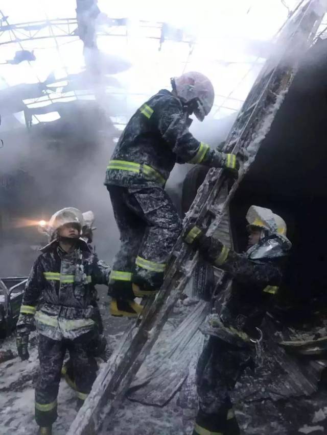 消防员救火受伤图片图片
