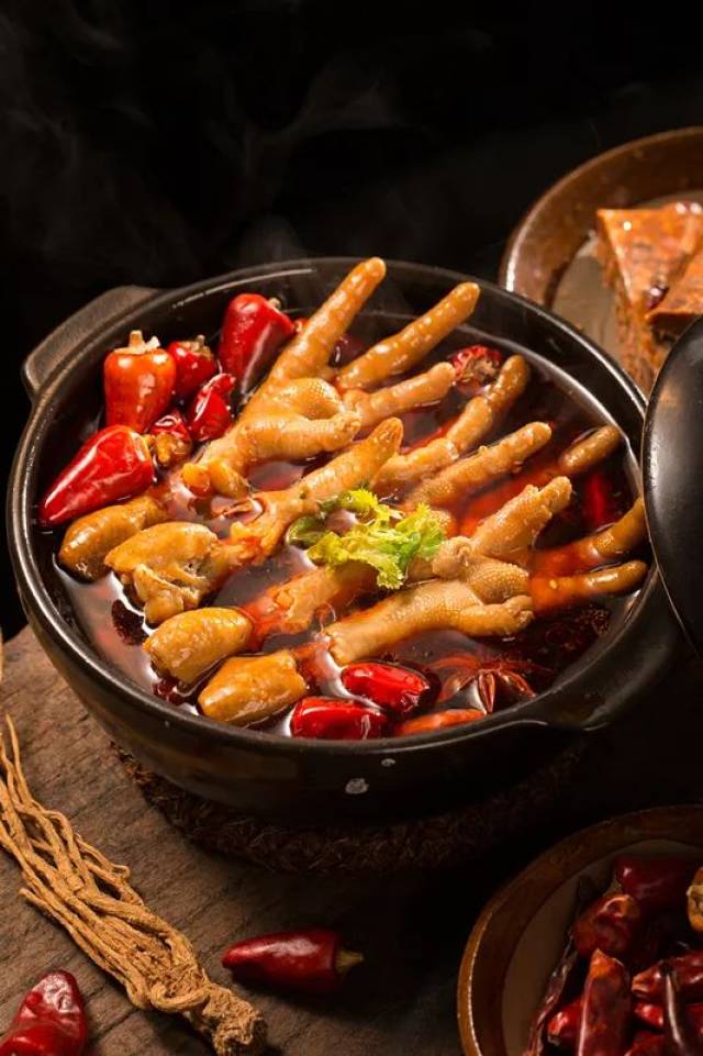 一抿就化的软糯口感, 麻和辣驻扎在爪爪的每寸皮肤上, 地道火锅味的