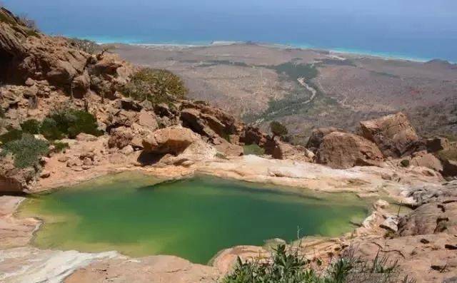 其位置在阿拉伯半岛以南约350公里, 非洲之角以东, 阿拉伯海与亚丁湾