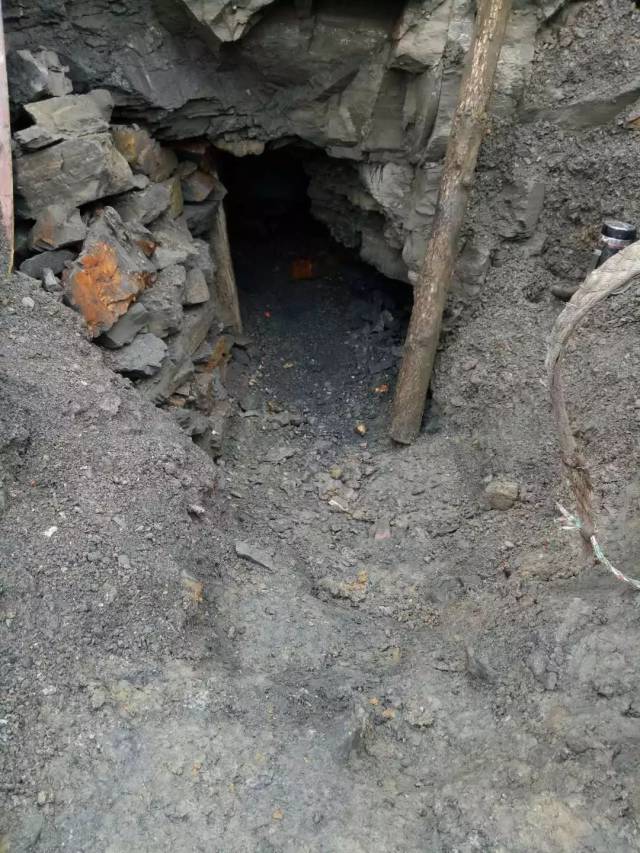 宜毕高速镇雄大湾段挖出煤炭,当地村民爬进去挖煤!