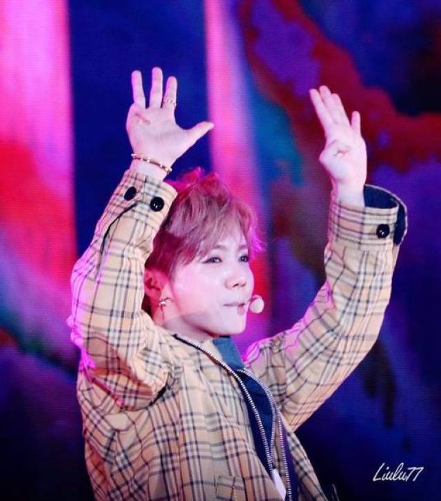 鹿晗再度解锁新手势,很多人这个手指不受控制