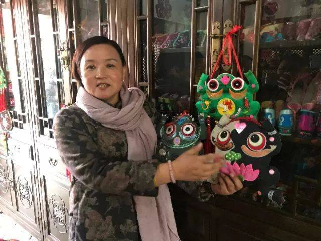 刘兰芳在展示手工制作的香包