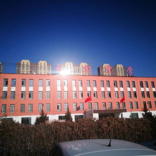 呼和浩特秋实学校门前土路获"两会"关注