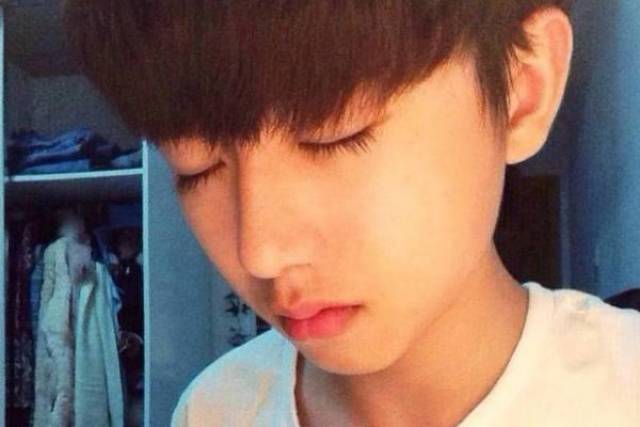 蔡徐坤在小学时期曾入选tfboys组合,由于年龄尚小和学业为主的原因,其